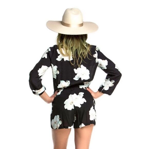 Willow & Clay Black Floral Romper NWT - Picture 3 of 4
